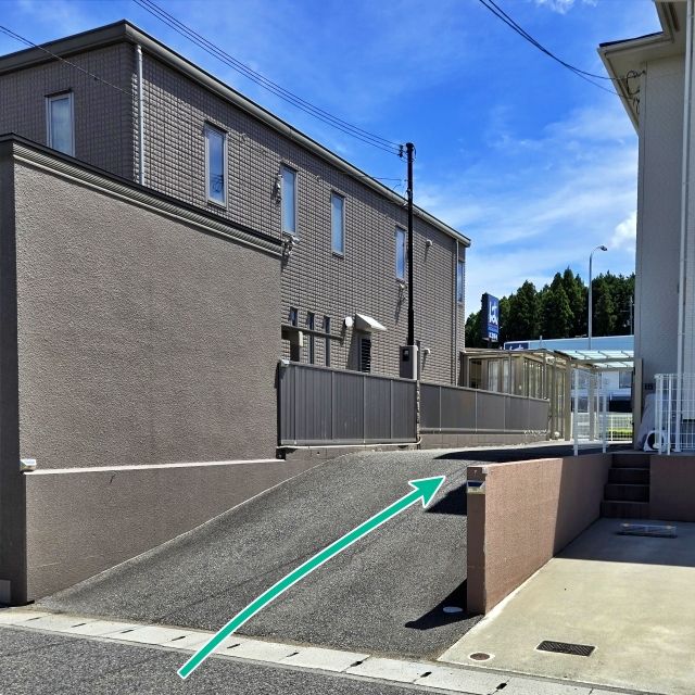 神戸市北区上津台1-4-5 茶色建物横の坂道上の駐車場写真