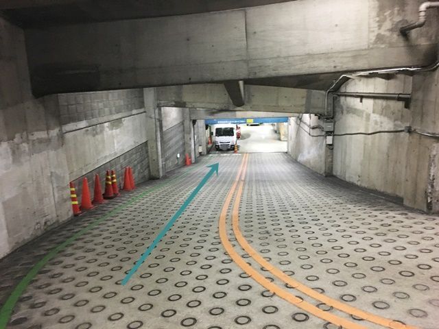 【道順3】傾斜になっておりますので、ゆっくりお進みください。