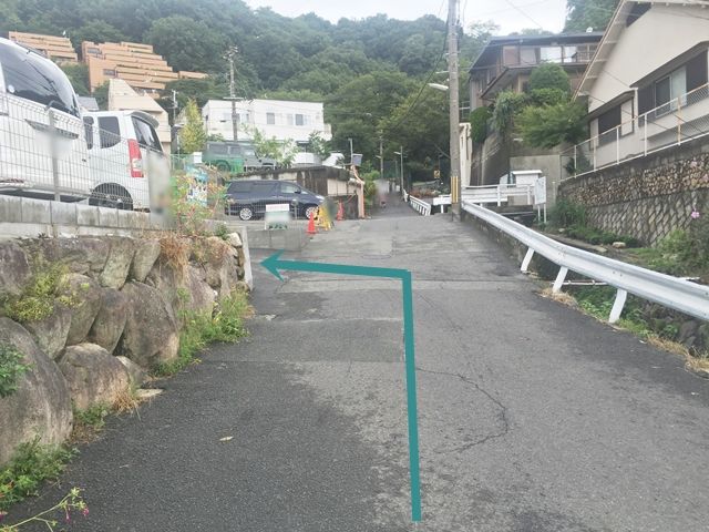【道順9】入り口にあるakippa看板をご確認いただき、駐車場内へと進入してください。