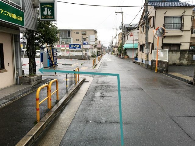 【道順1】「香露園東交差点」を「北」へ直進していただき、写真を参考に1つ目の角を「左折」してください。
