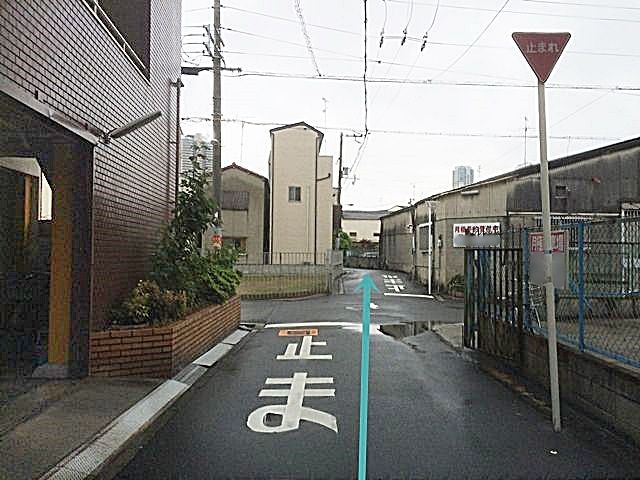 2.道幅が狭くなっておりますので、お気をつけてお進みください。こちらも直進してください。