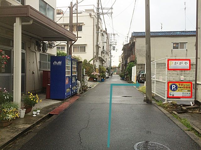 6.駐車場の入口になります。予約した「駐車場名」と「看板名」に間違いないか確認し、出入口より進入、予約したスペースに駐車してください。
