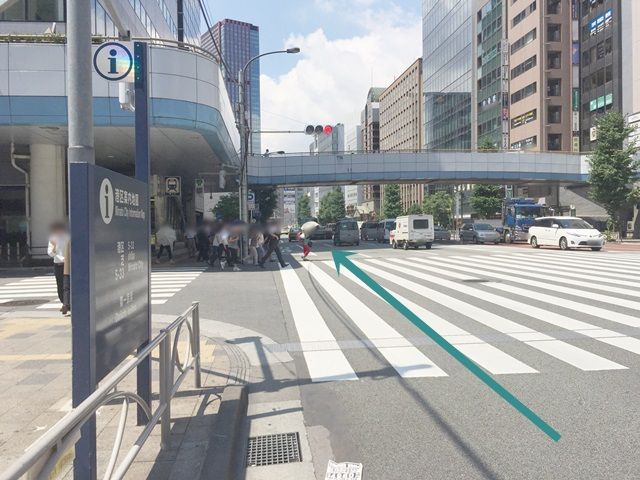 【道順2】「田町駅西口交差点」を直進してください。