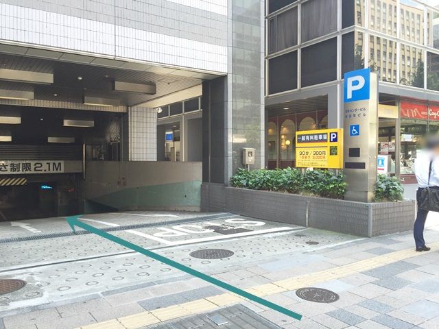 【道順5】ご利用駐車場出入口になります。矢印に従い、入場ゲートまでお進みください。