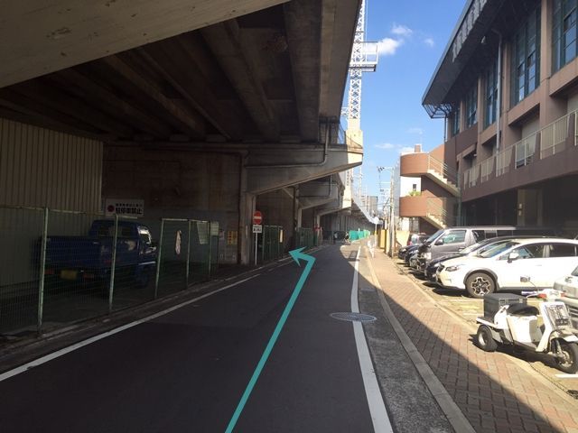 【道順4】少し直進していただくと「左手」にご利用駐車場がございます。