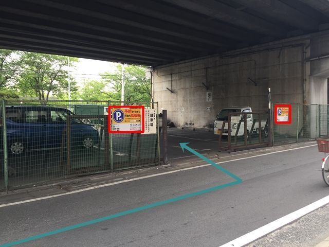 【道順5】駐車場出入口の写真です。ご予約時のスペースに駐車してください。