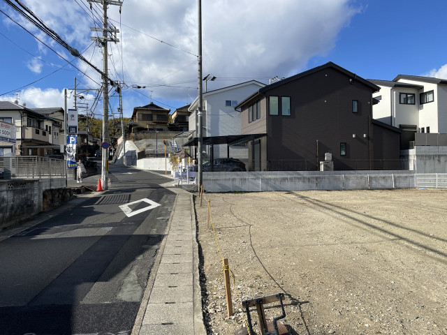 鈴虫寺周辺、屋根付き個人宅駐車場の駐車場写真