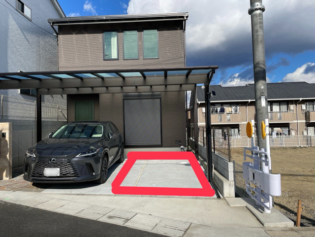 鈴虫寺周辺、屋根付き個人宅駐車場の駐車場写真