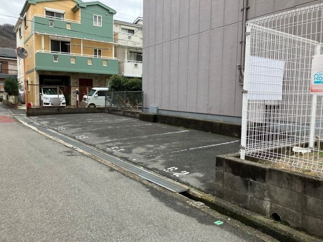 小松ガレージの駐車場写真