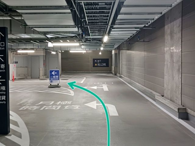 ミタマチテラス駐車場【平日 8:00~21:00 / 普通車 / EV充電付き】の駐車場写真