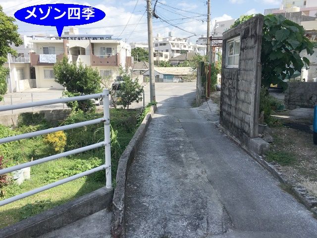 バイクショップ花城の横を入って狭い道を抜けます。