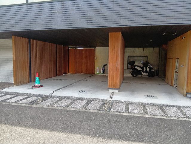 お昼用9〜17時まで【新開地駅徒歩一分屋根付】お寺（妙法華院）の駐車場　陸（6）番の駐車場写真