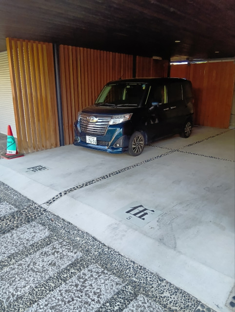 お昼用9〜17時まで【新開地駅徒歩一分屋根付】お寺（妙法華院）の駐車場　陸（6）番の駐車場写真