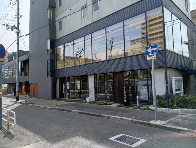 お昼用9〜17時まで【新開地駅徒歩一分屋根付】お寺（妙法華院）の駐車場　陸（6）番の駐車場写真