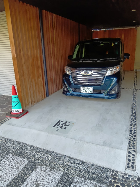 お昼用9〜17時まで【新開地駅徒歩一分屋根付】お寺（妙法華院）の駐車場　陸（6）番の駐車場写真
