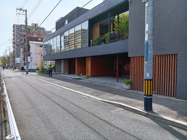 お昼用9〜17時まで【新開地駅徒歩一分屋根付】お寺（妙法華院）の駐車場　陸（6）番の駐車場写真