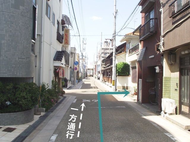 【道順1】南港通(府道186号線)の「平野公園東口交差点」から阪神高速14号線方面へ向かって進み、4つ目の信号を「右折」して「北」へと220m程進んだ、右折地点から3つ目の十字路を「右折」してください