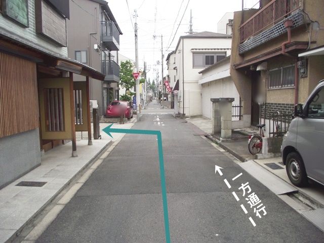 【道順2】十字路を右折後、100m程進むと左手にご利用駐車場がございますので「左折」してください。