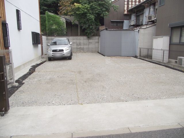 【道順3】ご利用駐車場になります。ご予約されたスペースに駐車してください。
