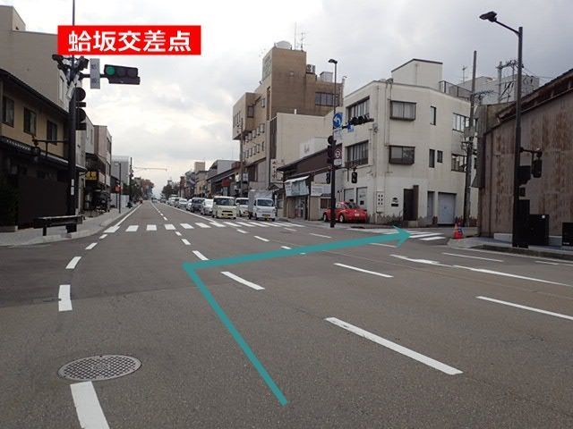 【道順1】蛤坂交差点を南西の方向に曲がってください。