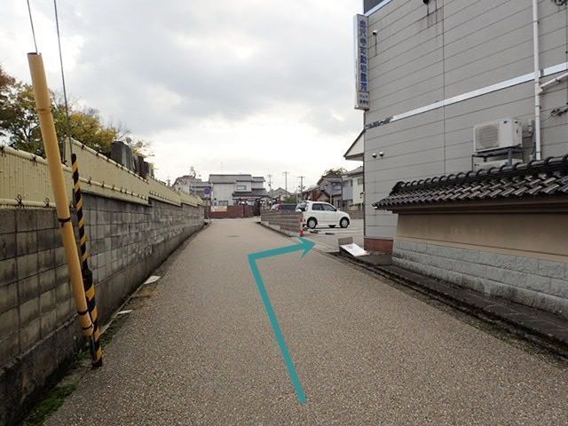 【道順6】右手側に駐車場の入り口が見えてきます。予約完了後に通知されるスペース番号をご確認のうえ、駐車してください。