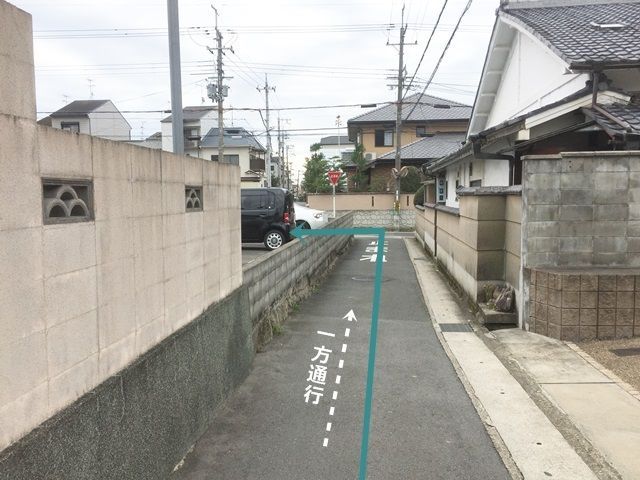 【道順5】このまま突き当たりまで進み、突き当たりのT字路を「左折」しますと、ご利用駐車場になります。