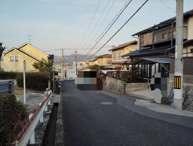 公園入り口向かいの駐車場写真