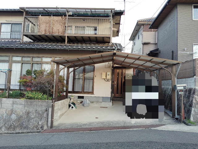 公園入り口向かいの駐車場写真