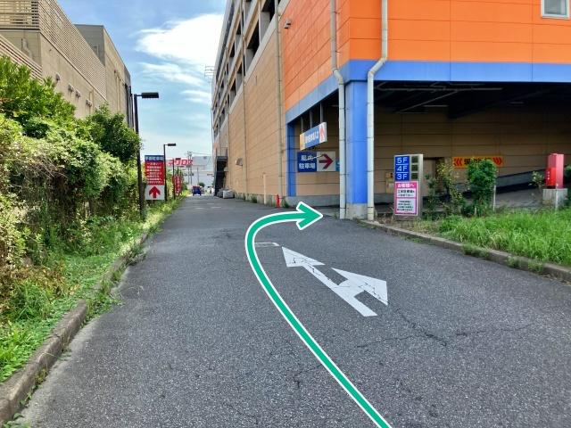 島忠ホームズ幕張店駐車場【4階/ご利用時間：10:00〜20:00】の駐車場写真