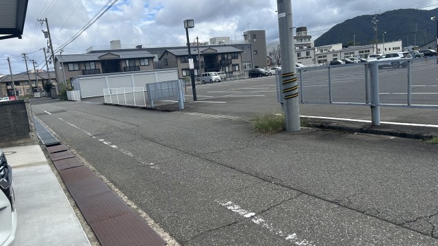 【R】サンドーム福井 徒歩13分｜宮前1丁目駐車場(右側)の駐車場写真