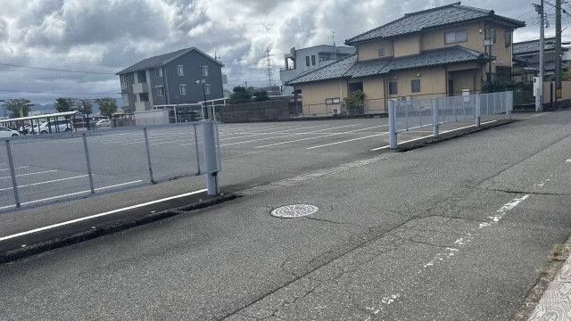 【R】サンドーム福井 徒歩13分｜宮前1丁目駐車場(右側)の駐車場写真