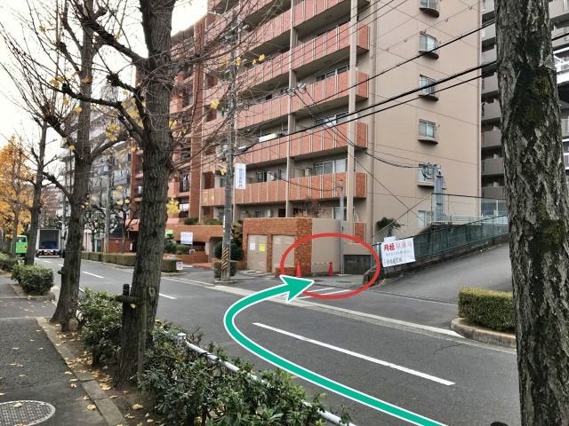 【道順3】直進すると、右手にある月極駐車場入り口と茶色のマンションに挟まれた通路に入ります。