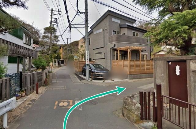 ここを右折してすぐです