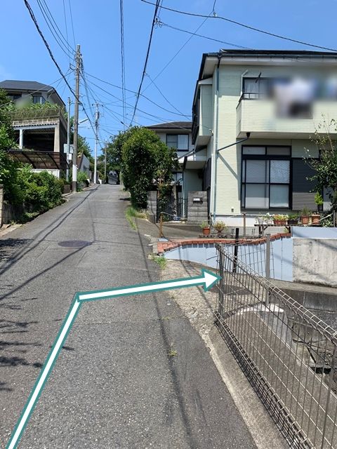 そこから50メーター坂を登って右側が駐車場です。オレンジレンガの手前を右に入ってください。