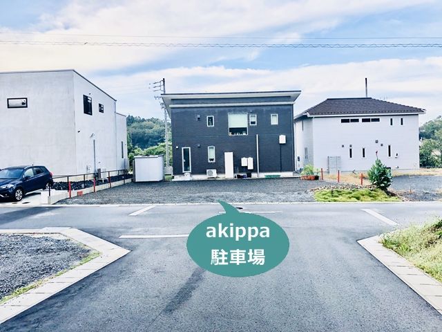 黒い外壁の家が目印です。