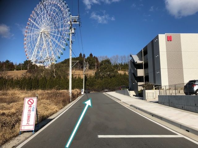 右折の際に「通り抜け出来ません」と看板がありますが、このまま進んで下さい。