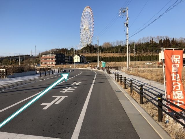 ここを直進します。一つ目の右折できる道を右折してください。