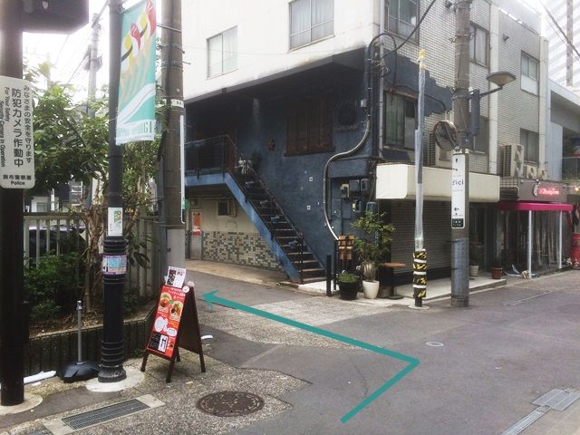 【道順2】こちらを「左折」してください。道幅が狭くなっておりますので、お気をつけてお進みください。