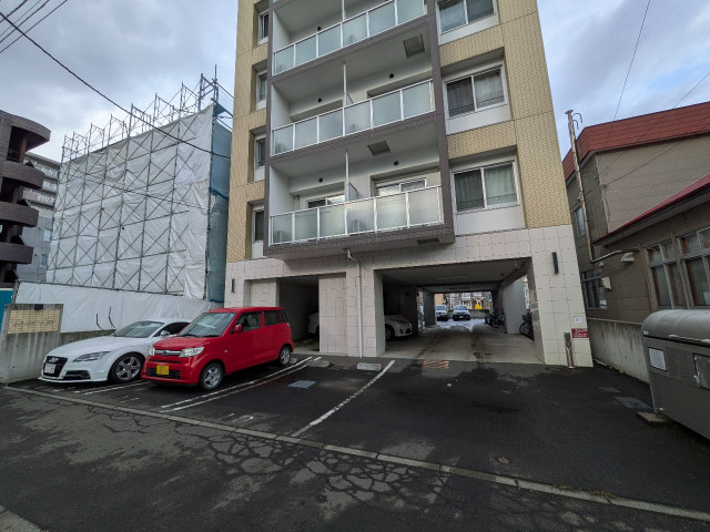 北海道札幌市中央区南十二条西8丁目3-18駐車場の駐車場写真
