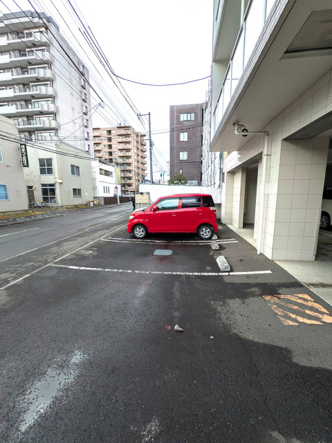 北海道札幌市中央区南十二条西8丁目3-18駐車場の駐車場写真