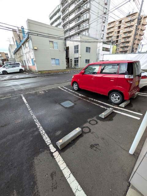 北海道札幌市中央区南十二条西8丁目3-18駐車場の駐車場写真