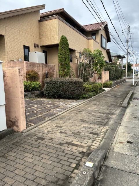 黄色い家(南側庭駐車スペース)の駐車場写真