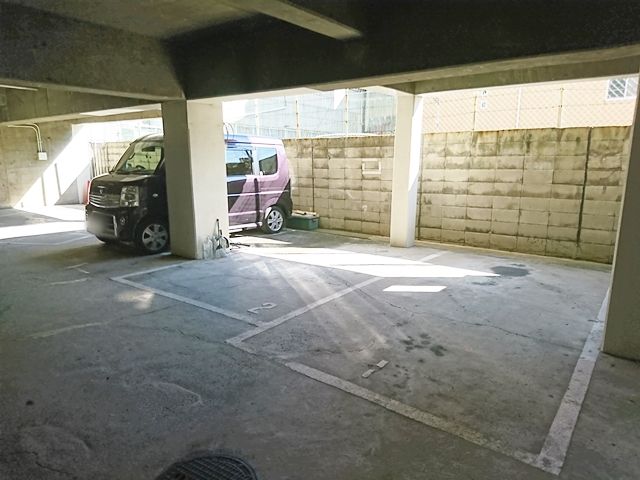 駐車場内