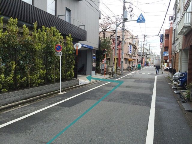 【道順3】「60m」程直進していただきますと、「左手」に駐車場の入口がございます。