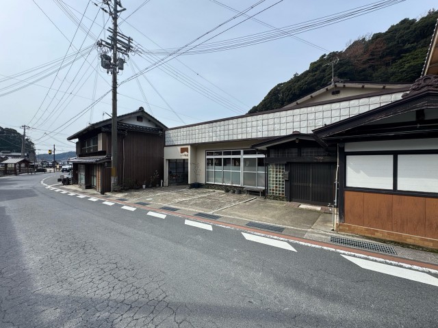 ぐり不動産前 駐車場の駐車場写真