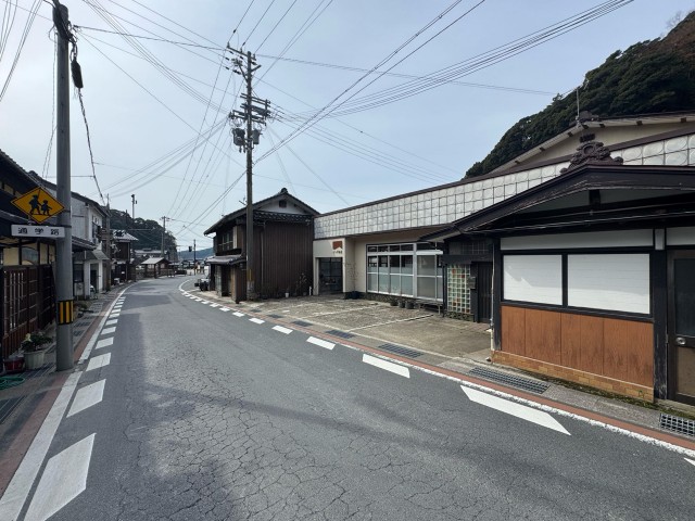 ぐり不動産前 駐車場の駐車場写真