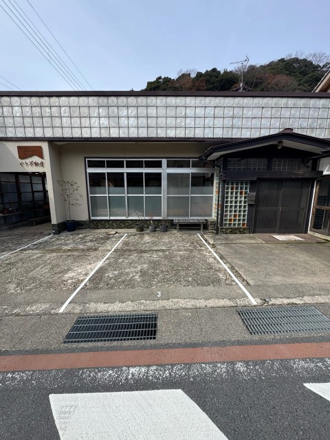 ぐり不動産前 駐車場の駐車場写真