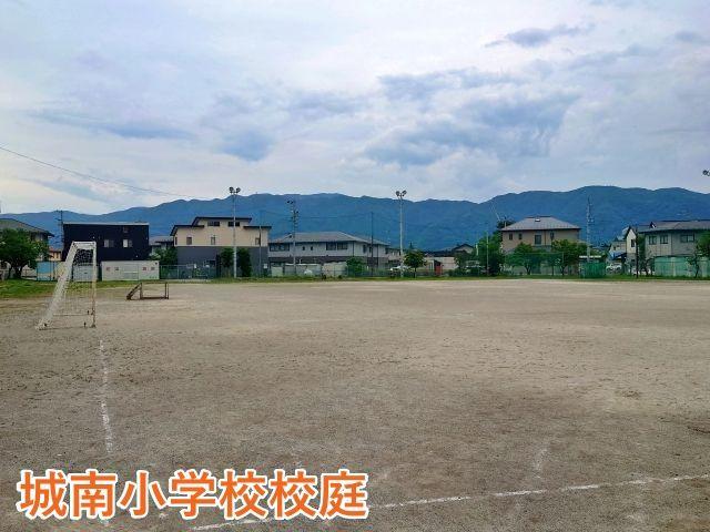 城南小学校・諏訪市役所【諏訪湖花火大会公式駐車場】の駐車場写真