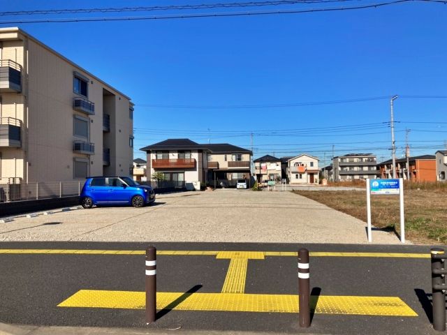 歩道側からみた駐車場