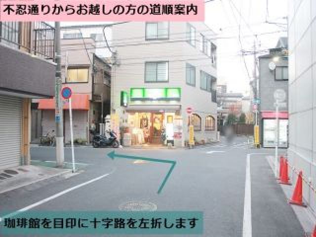 【道順2】すぐにある十字路を左折します。